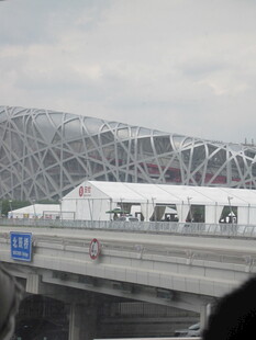 鸟巢旁行驶的高速列车