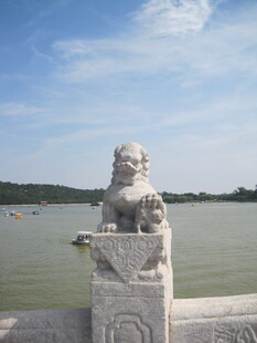湖畔石狮子雕像