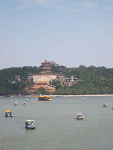 湖畔船只与远处楼阁景致