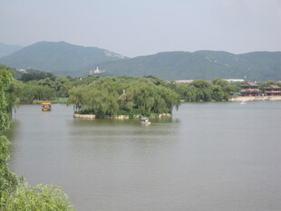 湖畔青山绿水美景如画