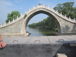 石拱桥横跨绿水间