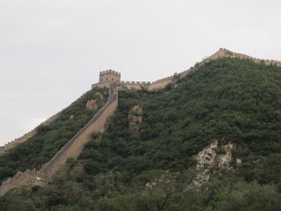 雄伟长城蜿蜒于青山之上