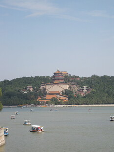 江边风景 船只与远处建筑