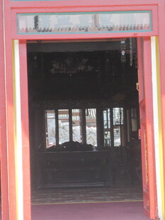 古旧红色门框的室内景象