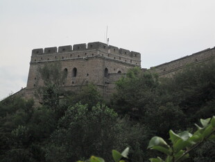 雄伟长城屹立于青山间