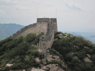 雄伟长城屹立山间