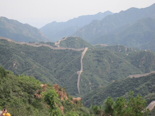 壮丽长城蜿蜒于山峦间