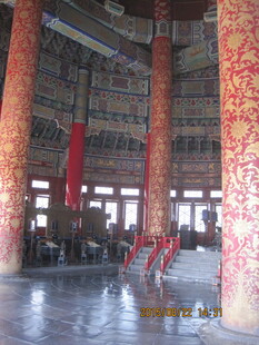 中式大殿内的华丽立柱