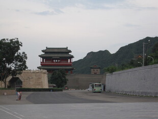 中式古建筑前的开阔场地