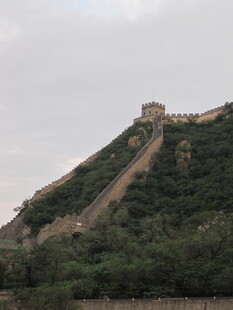 雄伟长城蜿蜒于青山之上