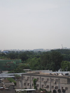 城市屋顶外的远景景观