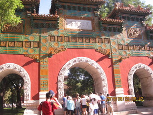 古色牌坊前人来人往