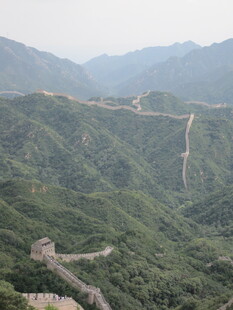 壮丽长城蜿蜒于青山间