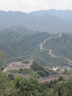 蜿蜒长城于青山绿野间