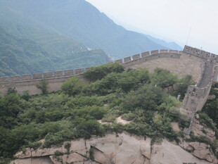 雄伟长城蜿蜒于青山之间