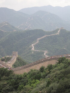 蜿蜒长城于青山绿意间