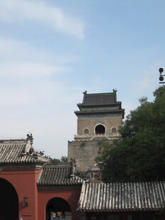 古老城楼映于蓝天绿树间