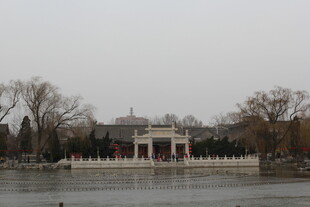 冬日湖畔古建筑景观