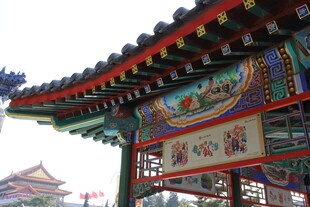 中式古建筑屋檐精美彩绘