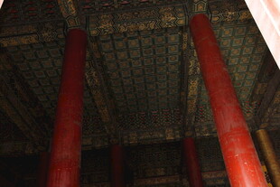 中式古建筑红柱与藻井