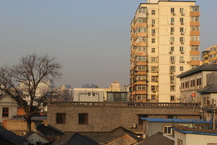 新旧建筑对比的城市景象