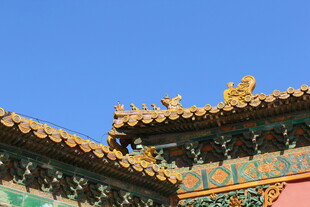 中式古建筑屋檐一角