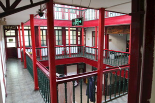 复古红栏杆室内建筑空间