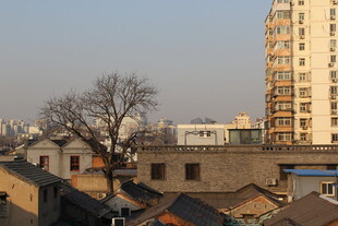 城市中老建筑与现代高楼