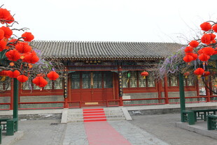 中式庭院挂红灯笼迎佳节