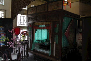 复古风格街边展示橱窗