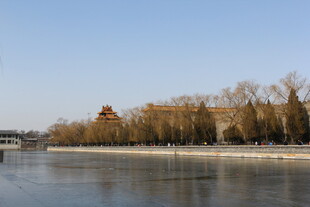 冬日河畔古建筑风景