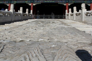 古老宫殿前的石板路