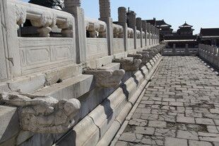 故宫石栏与砖石路面景观