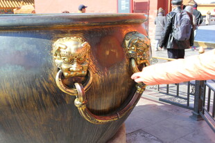 手触古铜器狮首衔环