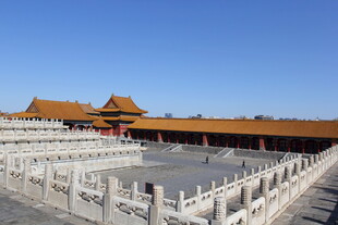 故宫宏伟宫殿与白色围栏