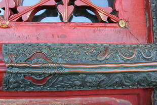 中式红门精致雕花细节