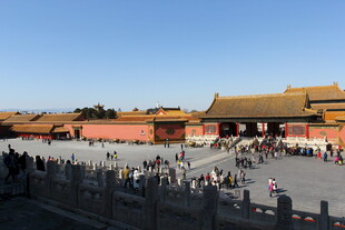 故宫广场游客熙攘