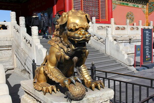 故宫前的威严青铜狮子