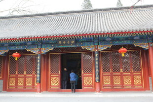 中式古建筑门前景象