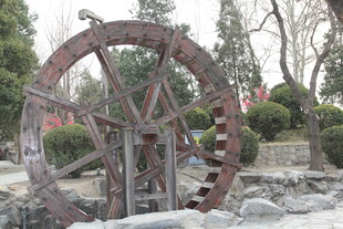 古老水车静立园林间