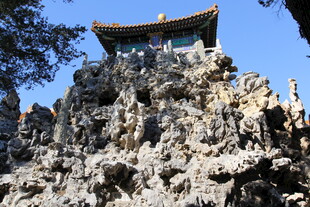 假山之巅的中式建筑