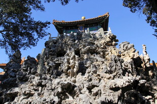 假山之巅的古亭美景