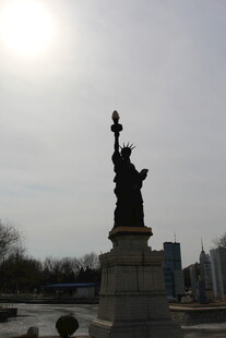 城市中的自由女神像雕塑