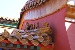 中式古建筑屋檐精美雕刻