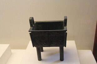 古代青铜方鼎展示