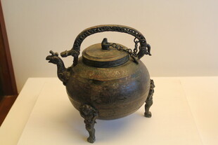 古铜三足龙柄提梁壶