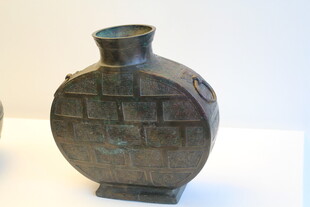 古朴圆形青铜花瓶