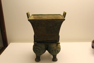 青铜鼎文物展示