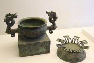 青铜双耳鼎及配套器物