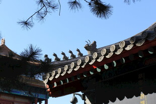 中式古建筑屋檐一角